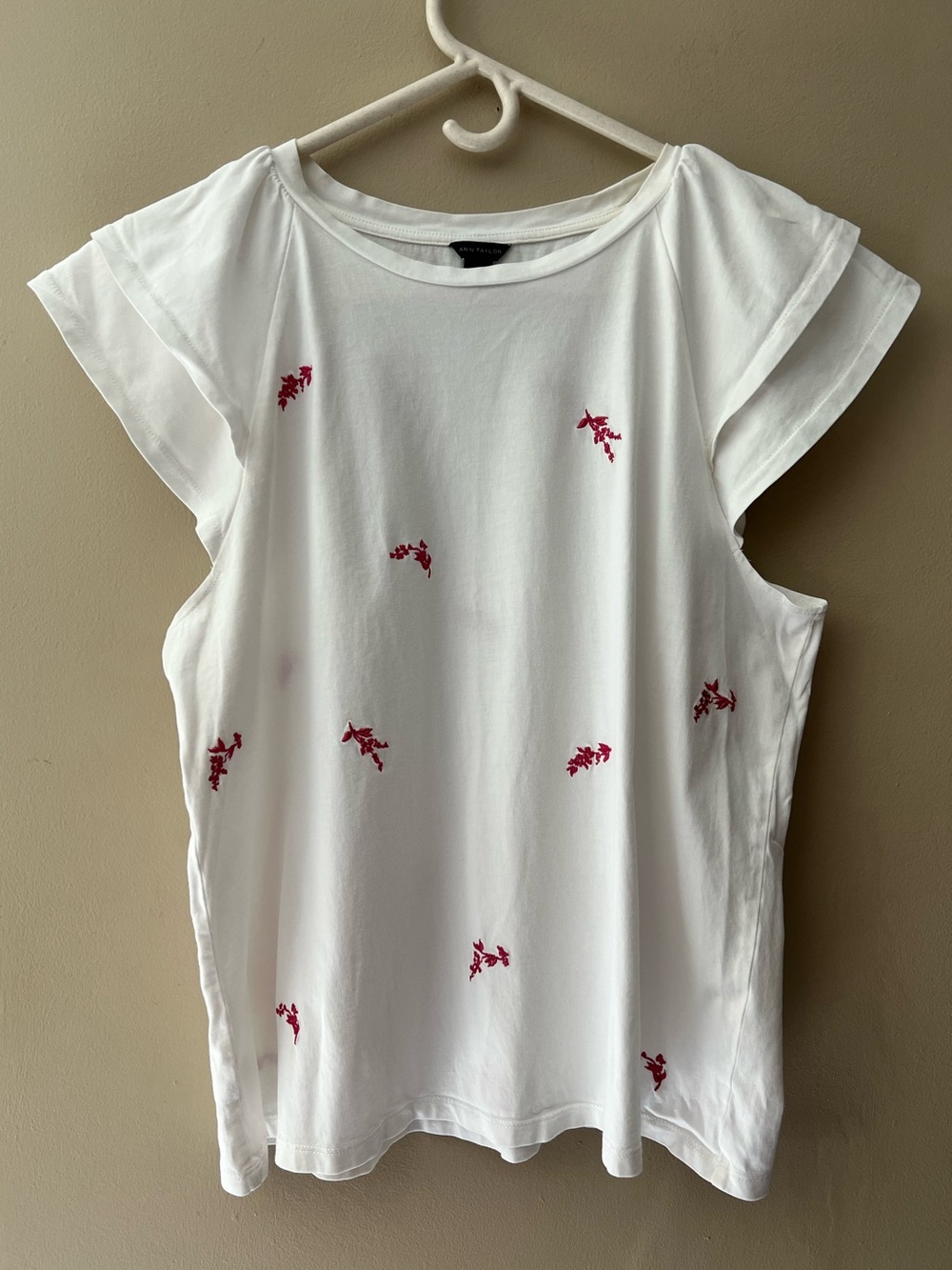 Ann Taylor sz L red floral embroidered white crew neck shirt flutter sleeves.